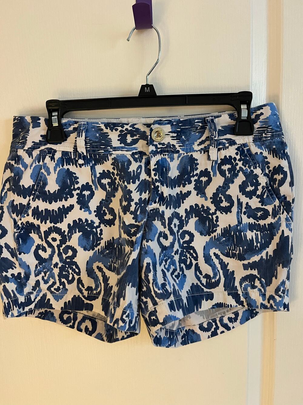 Lilly Pulitzer Blue and White Patterned Callahan Shorts Excellent condition Sz 2